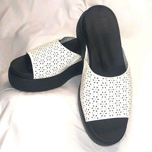 NWT T.U.K. creeper slides. White w/eyelet. Sz 10